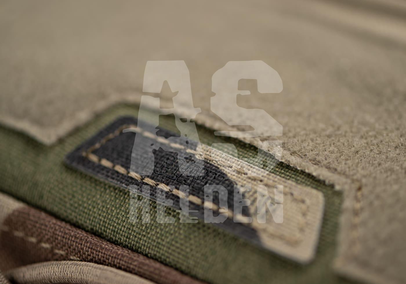 Nahaufnahme eines olivgrünen Klettverschlusses auf taktischer Ausrüstung.