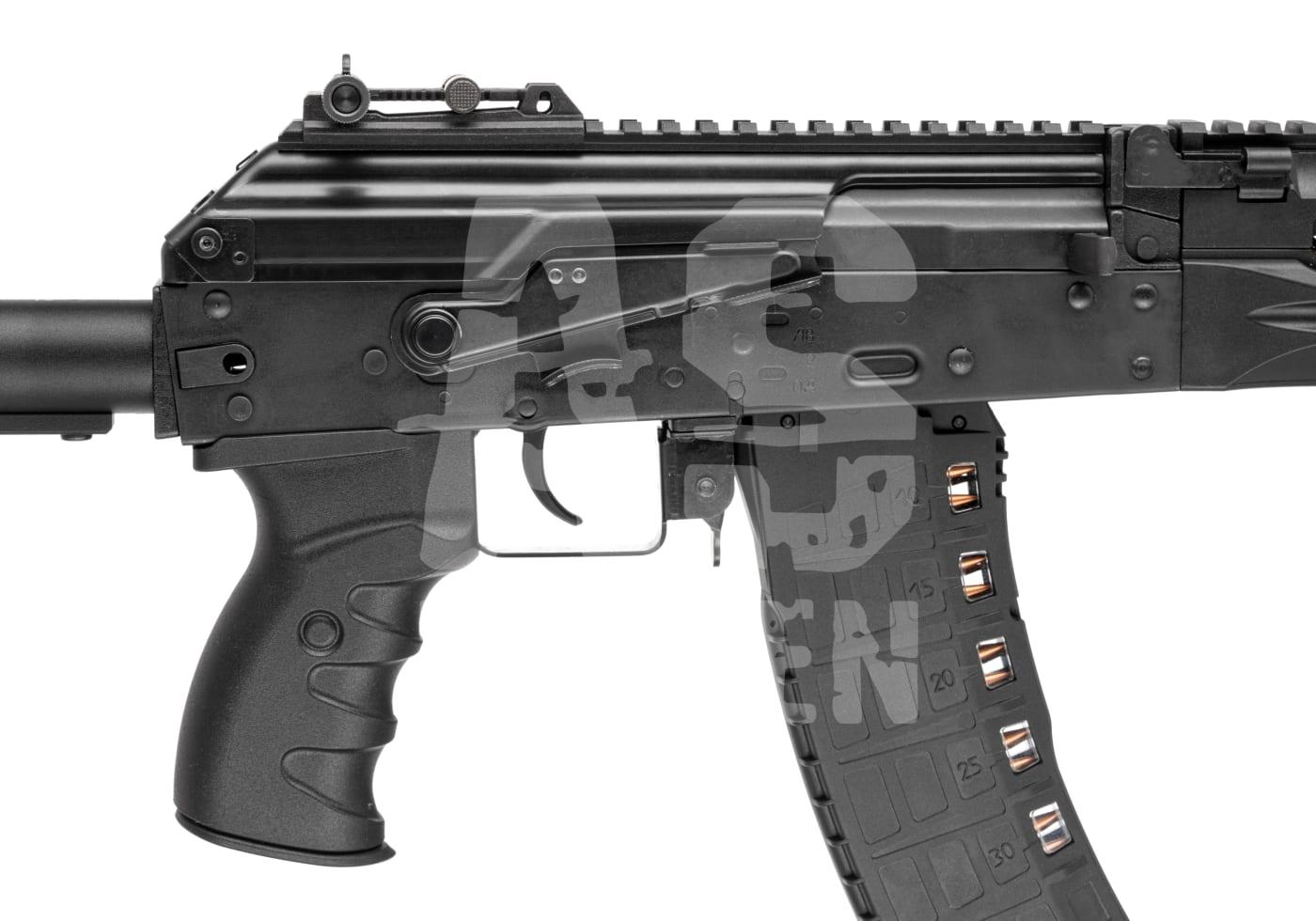 Airsoft-Gewehrnahaufnahme mit taktischem Griff und Magazin, seitliche Ansicht.