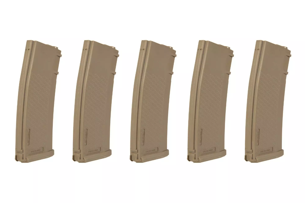 Fünf tanfarbene Airsoft-Magazine in Reihe angeordnet.