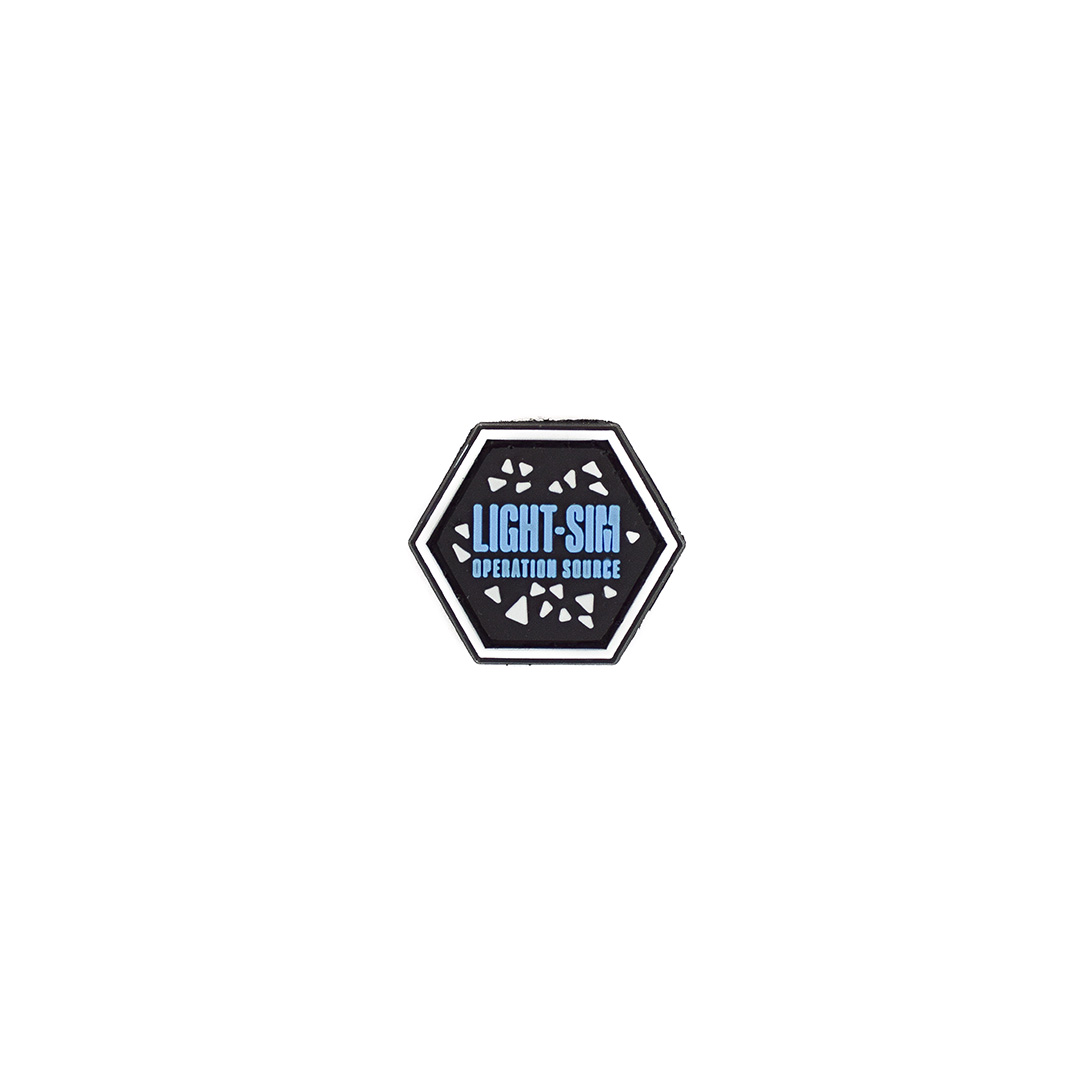 Hexagonaler Patch "Light-Sim Operation Source" für Airsoft, schwarz mit blauer Schrift.