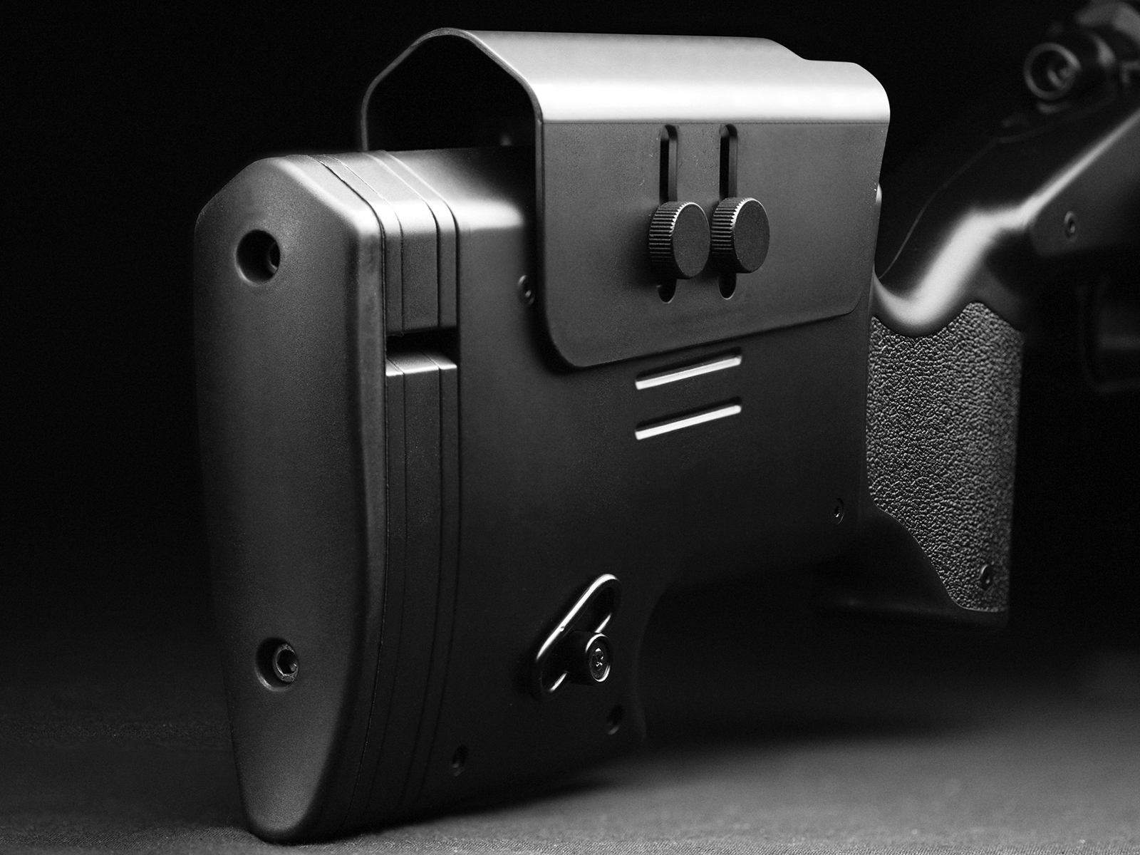 Airsoft Gewehrschaft aus Metall mit verstellbarer Schulterstütze, Nahaufnahme.