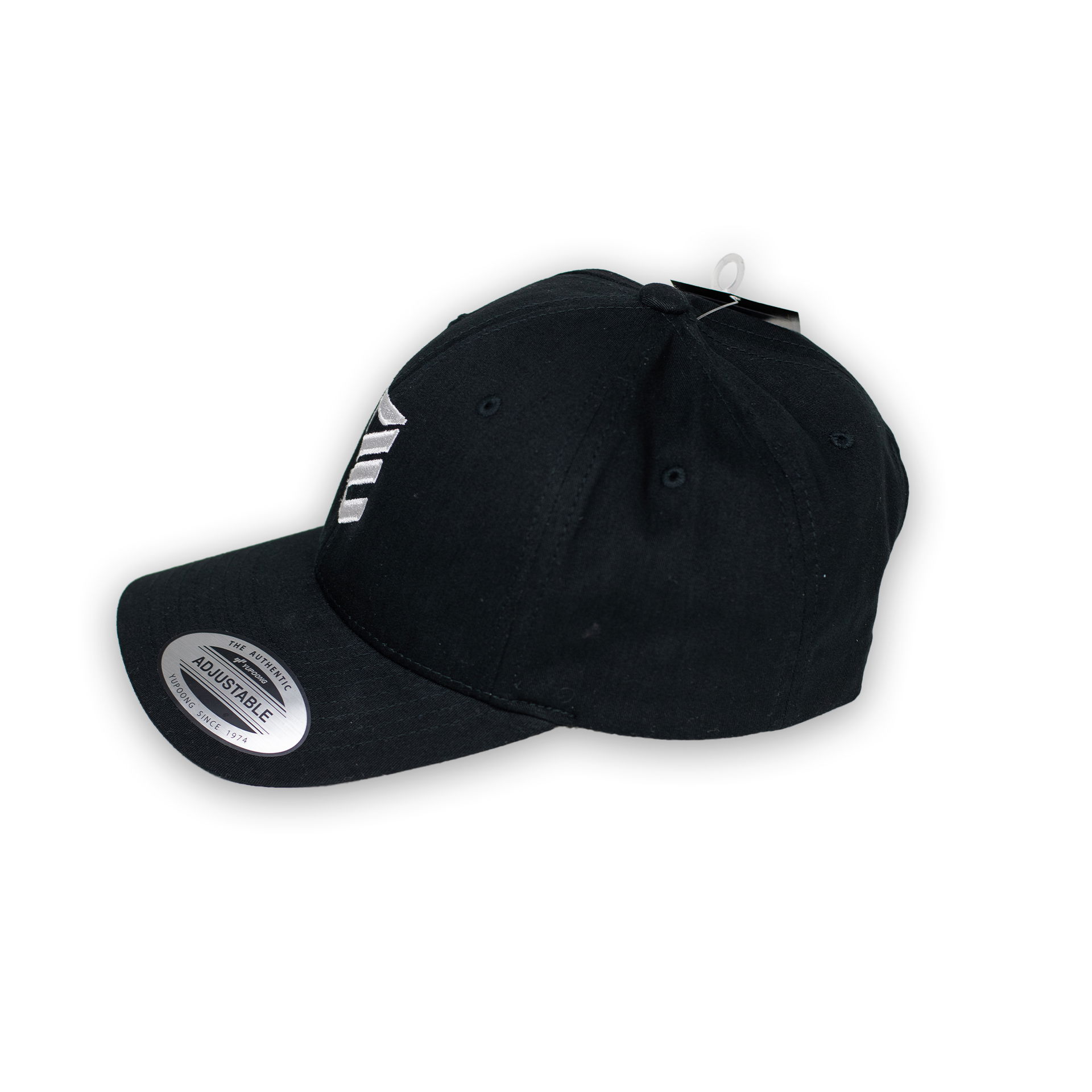 Dark Emergency - DEXII FlexFit Cap Schwarze Baseballkappe, verstellbar, mit aufgesticktem Logo und Aufkleber vorne auf dem Schirm.