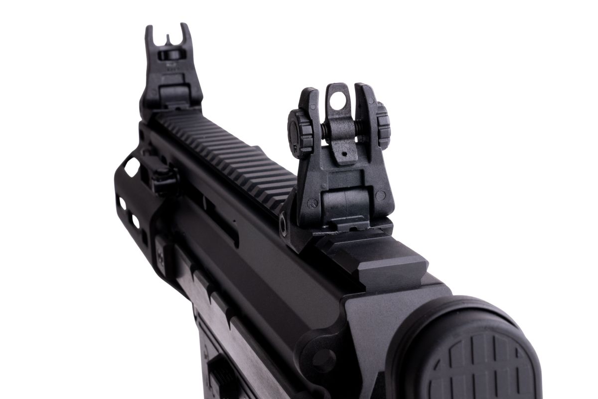 Archwick B&T APC9-K SD2 S GBB - ab 18 Jahren Airsoft-Visier auf schwarzer Waffe mit hochgeklappten Visiereinrichtungen, seitliche Ansicht.