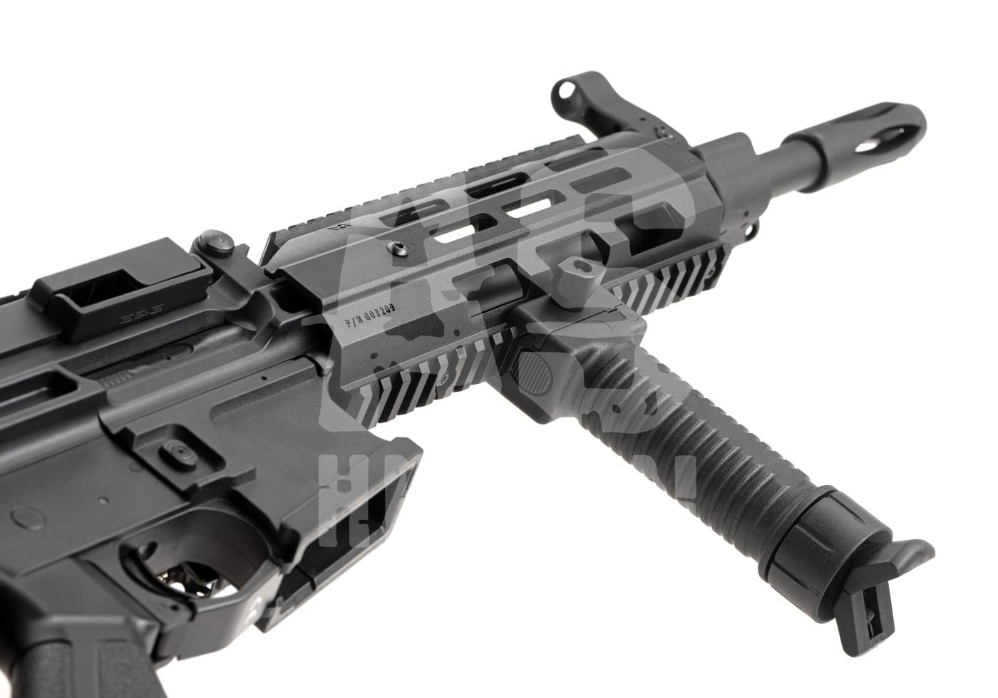 Airsoft-Gewehr mit taktischem Vorderschaft und Picatinny-Schiene, seitlich von vorn aufgenommen.