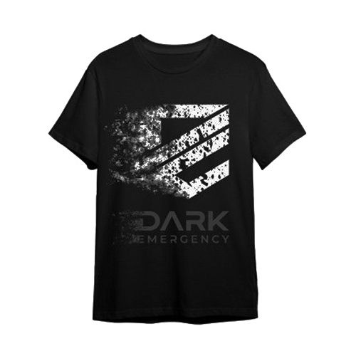 Schwarzes T-Shirt mit stilisiertem, weißen Logo und dem Text "Dark Emergency".