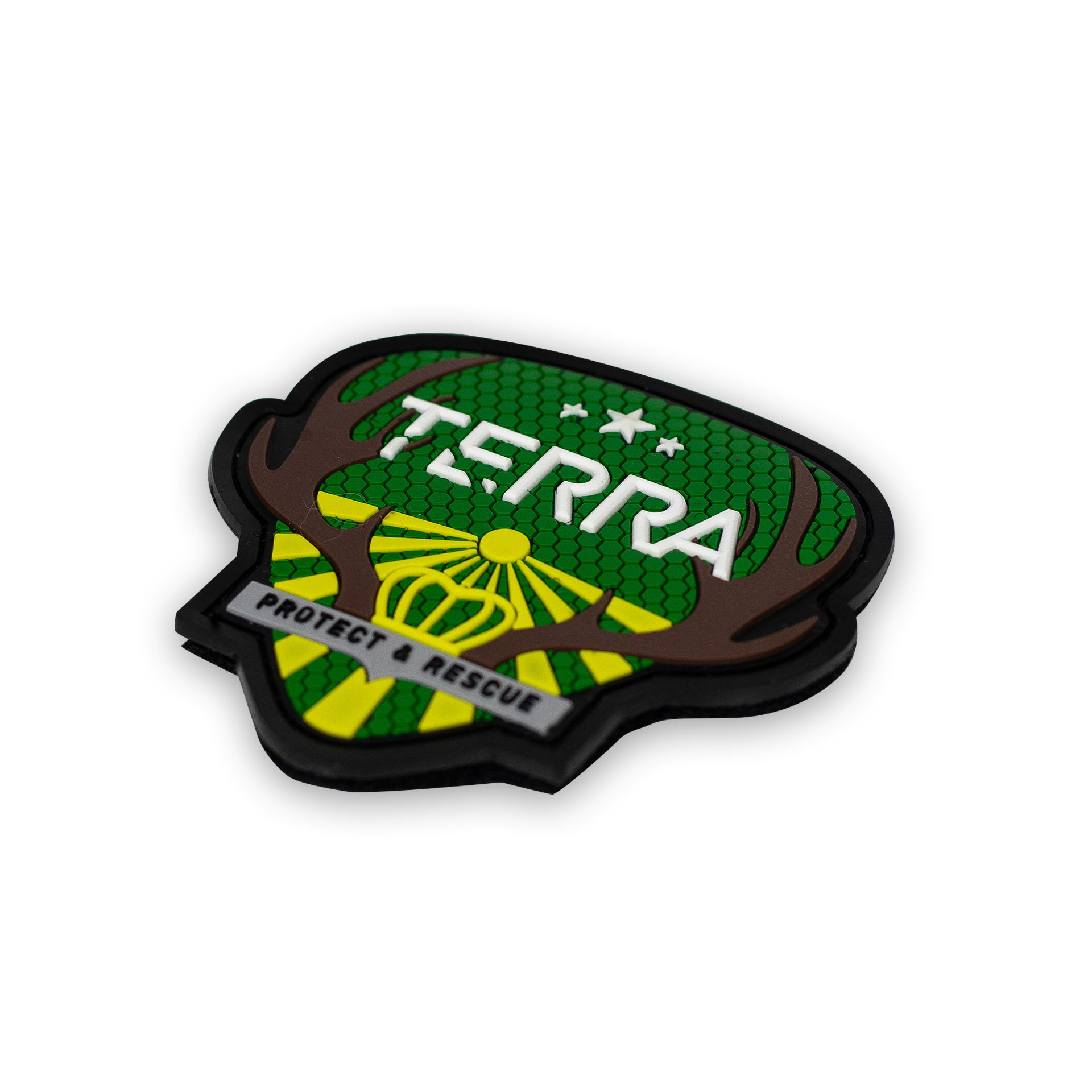 PVC-Patch mit "Terra"-Schriftzug, Geweih-Design und "Protect & Rescue"-Text. Grüner Hintergrund, gelbes Muster.