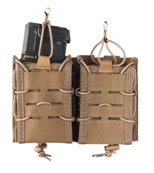 Doppelte Magazintasche in Coyote Braun mit Magazinen, geeignet für Airsoft-Ausrüstung.