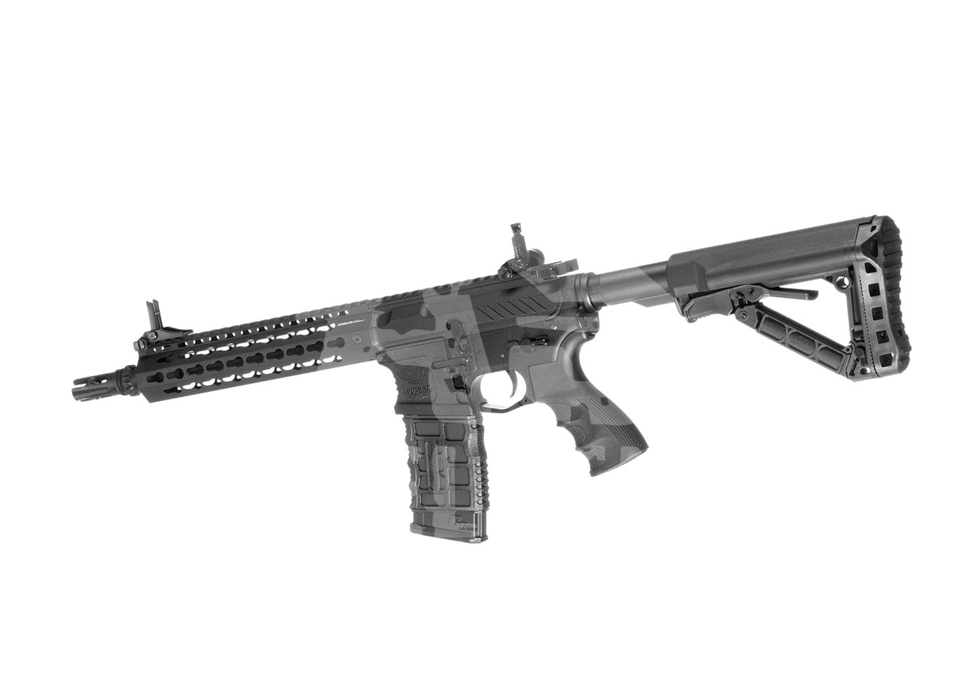 Airsoft-Gewehr mit taktischem Schaft und Handguard, semi-transparent, seitliche Ansicht.