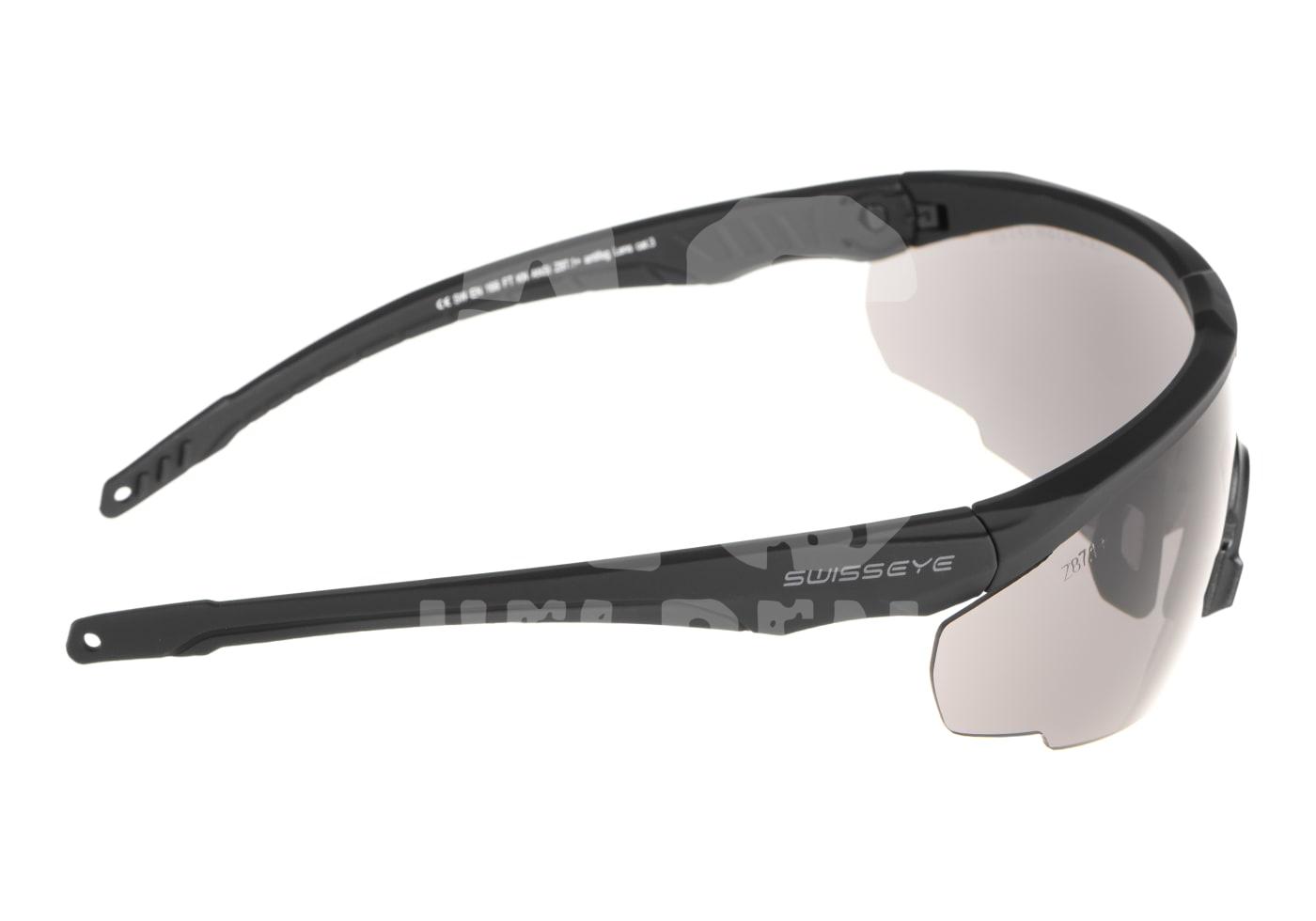 Schutzbrille mit dunkel getönten Gläsern und schwarzem Rahmen, ideal für den Airsoft-Einsatz.