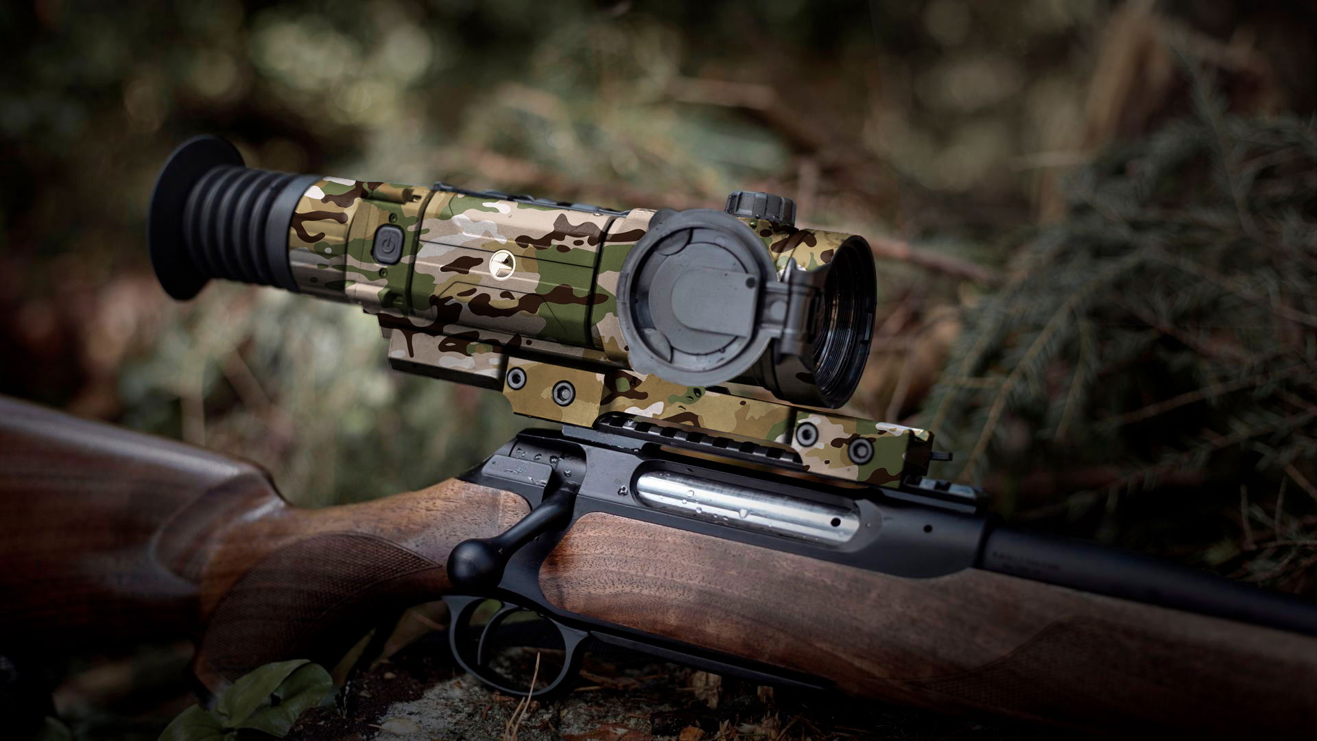 Camouflage-Zielfernrohr auf Holzgewehr, im Wald positioniert.