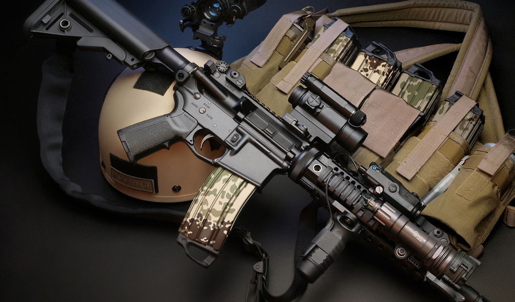Airsoft-Waffe mit Camo-Magazin, Helm und taktischer Weste.