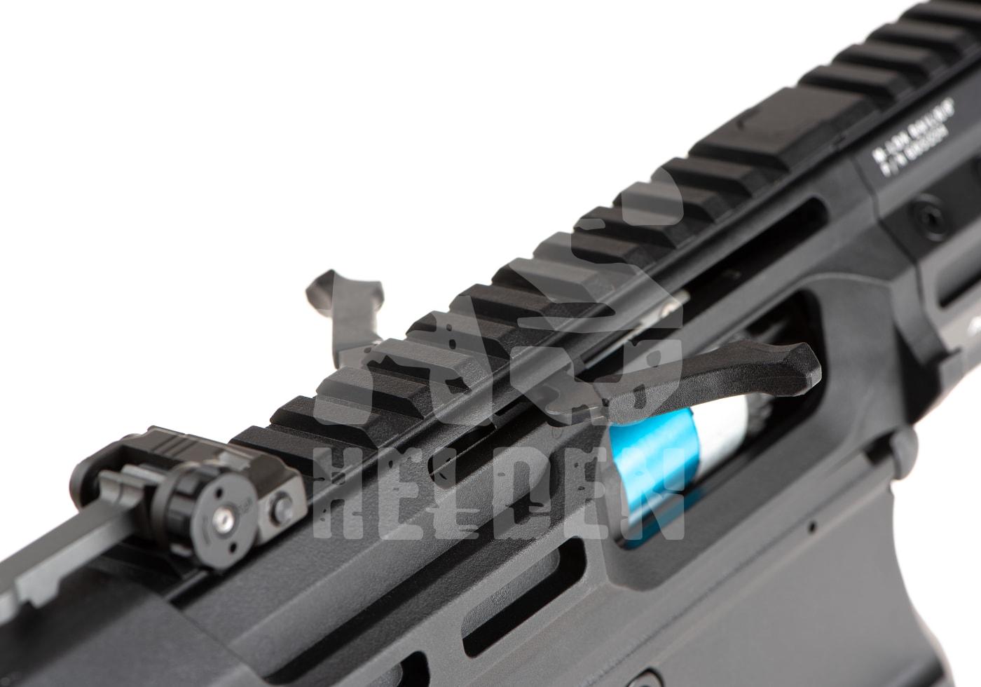 Nahaufnahme einer schwarzen Airsoft-Waffe mit taktischer Picatinny-Schiene.