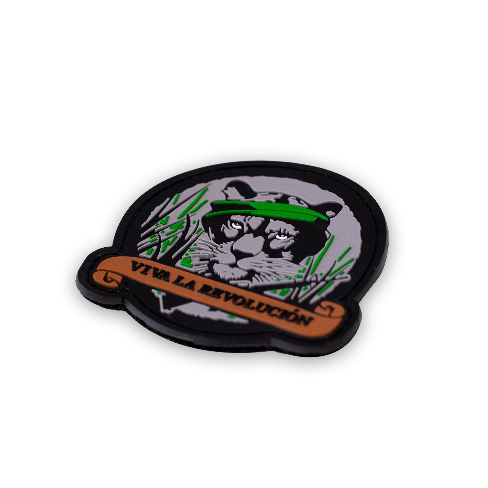 Runder Patch mit Tigerkopf, grüner Mütze und Schriftzug "Viva la Revolución" auf Banner.