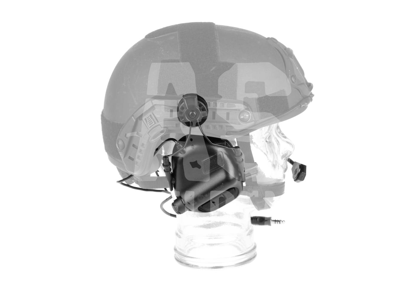 Taktischer Helm mit integriertem Headset auf Glas-Kopfmodell, seitliche Ansicht, Airsoft-Ausrüstung.