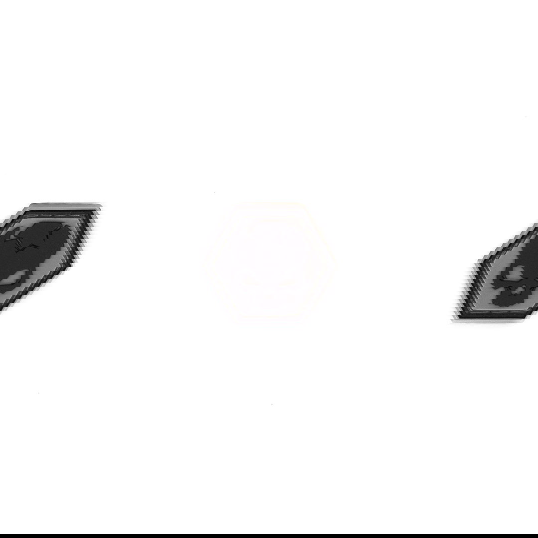 Schwarzes hexagonales Airsoft-Patch mit Totenkopfdesign auf weißem Hintergrund.