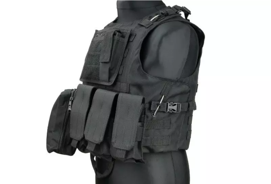 Taktische Weste in Schwarz mit mehreren Taschen und MOLLE-System auf einer Schaufensterpuppe.