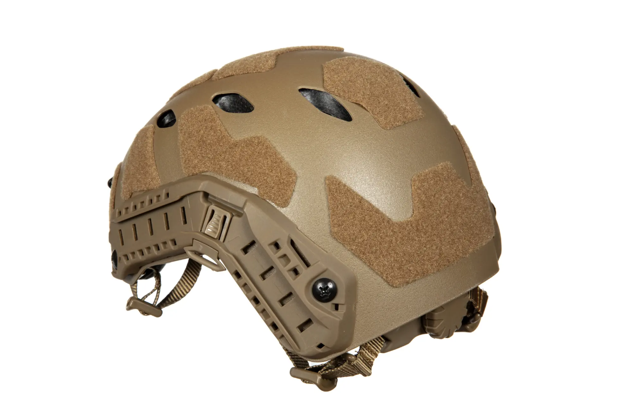 Taktischer Airsoft-Helm, sandfarben, mit Befestigungsschienen und Klettflächen.