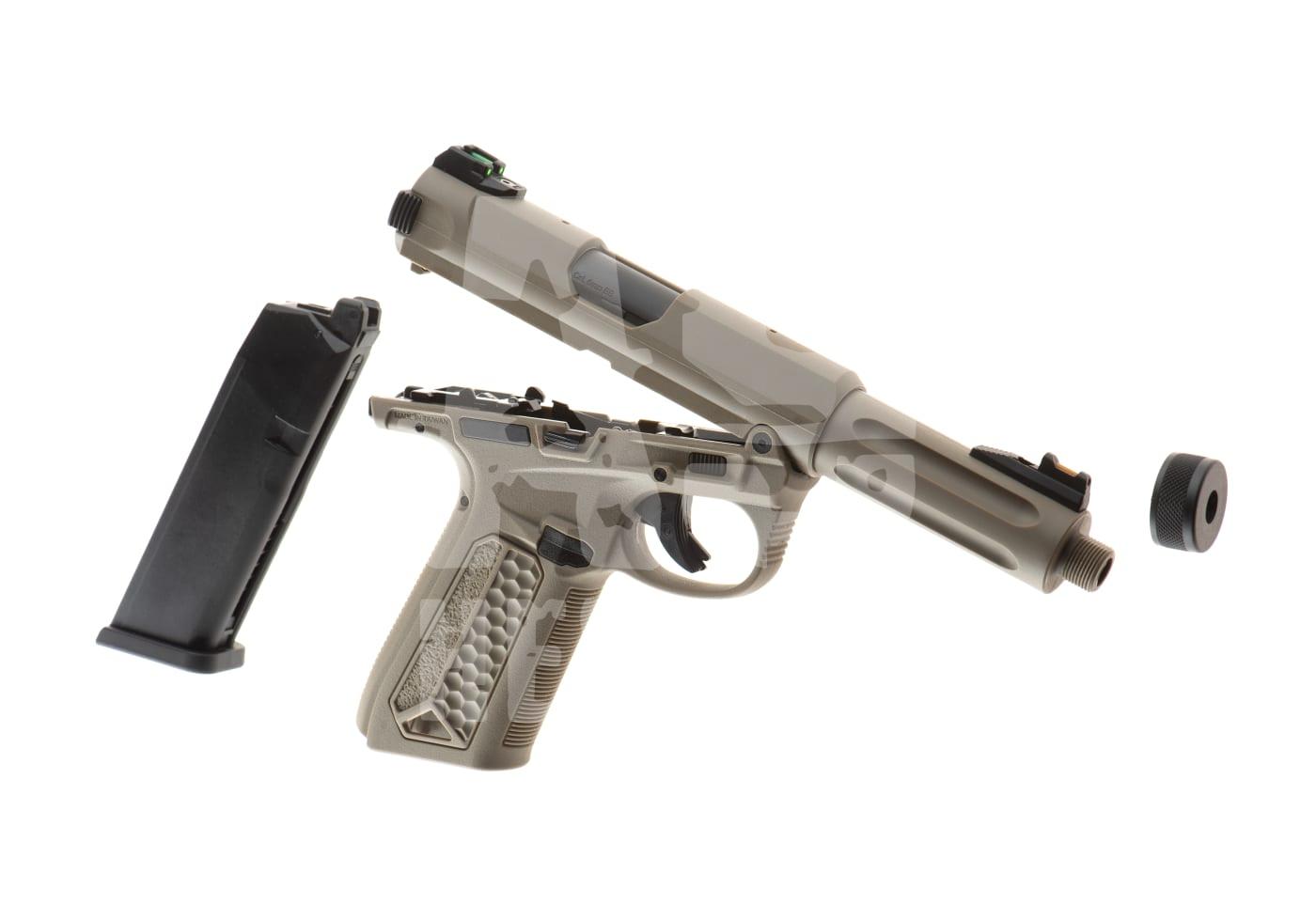 Zerlegte Airsoft-Pistole mit Magazin und Lauf in einem Sand-Camo-Design.