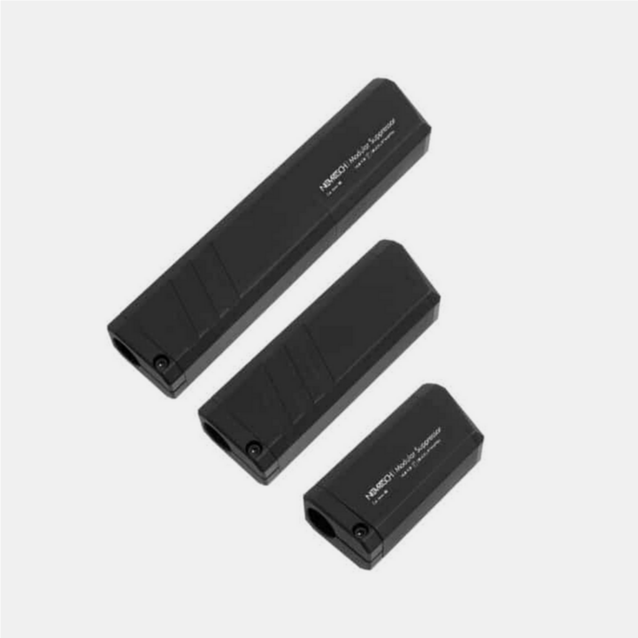 Drei schwarze Airsoft-Dämpfer in unterschiedlichen Größen auf weißem Hintergrund.