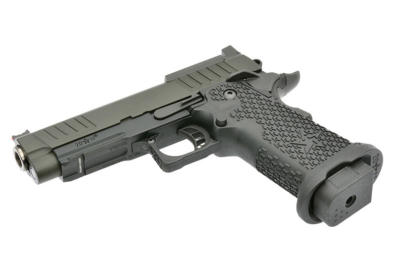 Schwarze Airsoft-Pistole mit strukturiertem Griff, realistisches Design, freigestellt auf weißem Hintergrund.