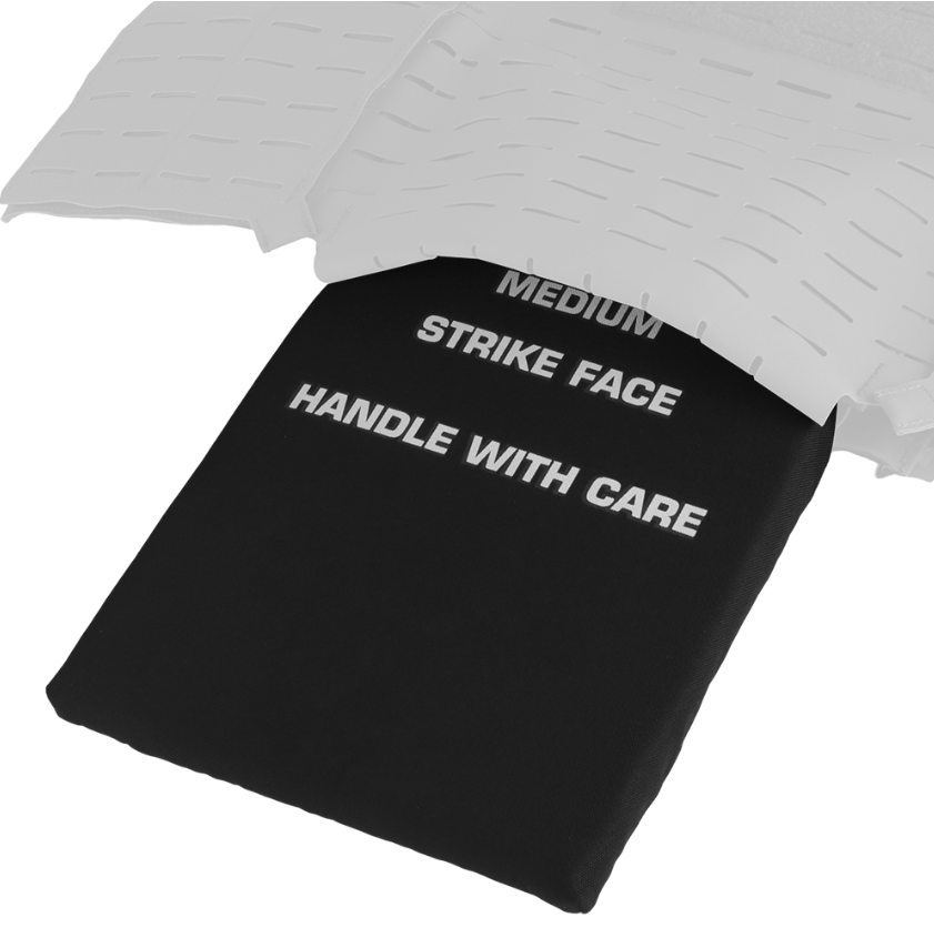 Wosport SAPI Platten Dummy 2er Set Schwarze Schutzplatte mit Aufschrift "Medium Strike Face, Handle with Care", teils unter weißem Material.