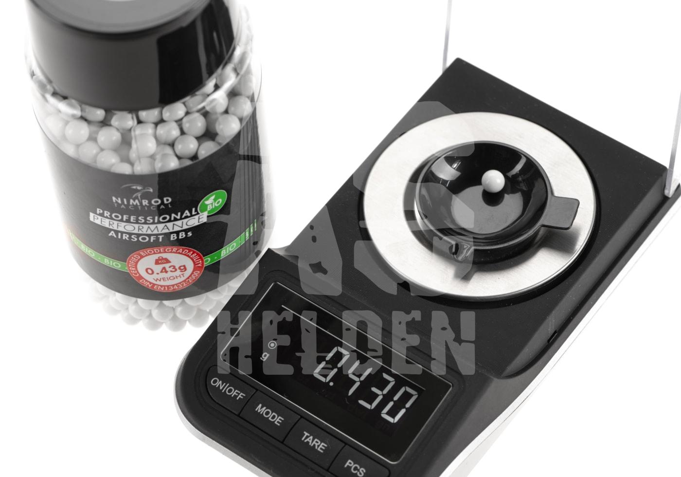 Airsoft Bio-BBs 0,43g auf einer Waage, die 0,430g anzeigt. Nimrod Tactical Verpackung erkennbar.