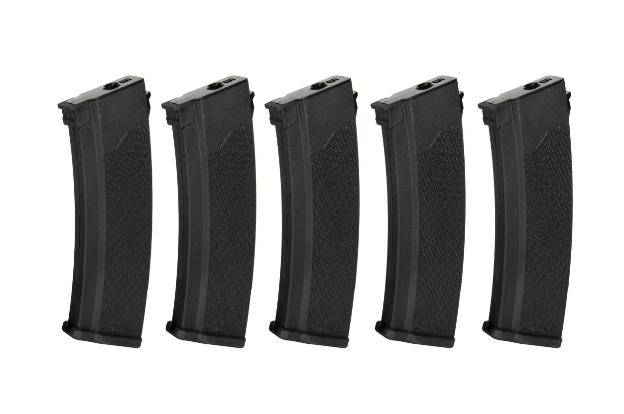 Fünf schwarze Airsoft-Magazine nebeneinander auf weißem Hintergrund.