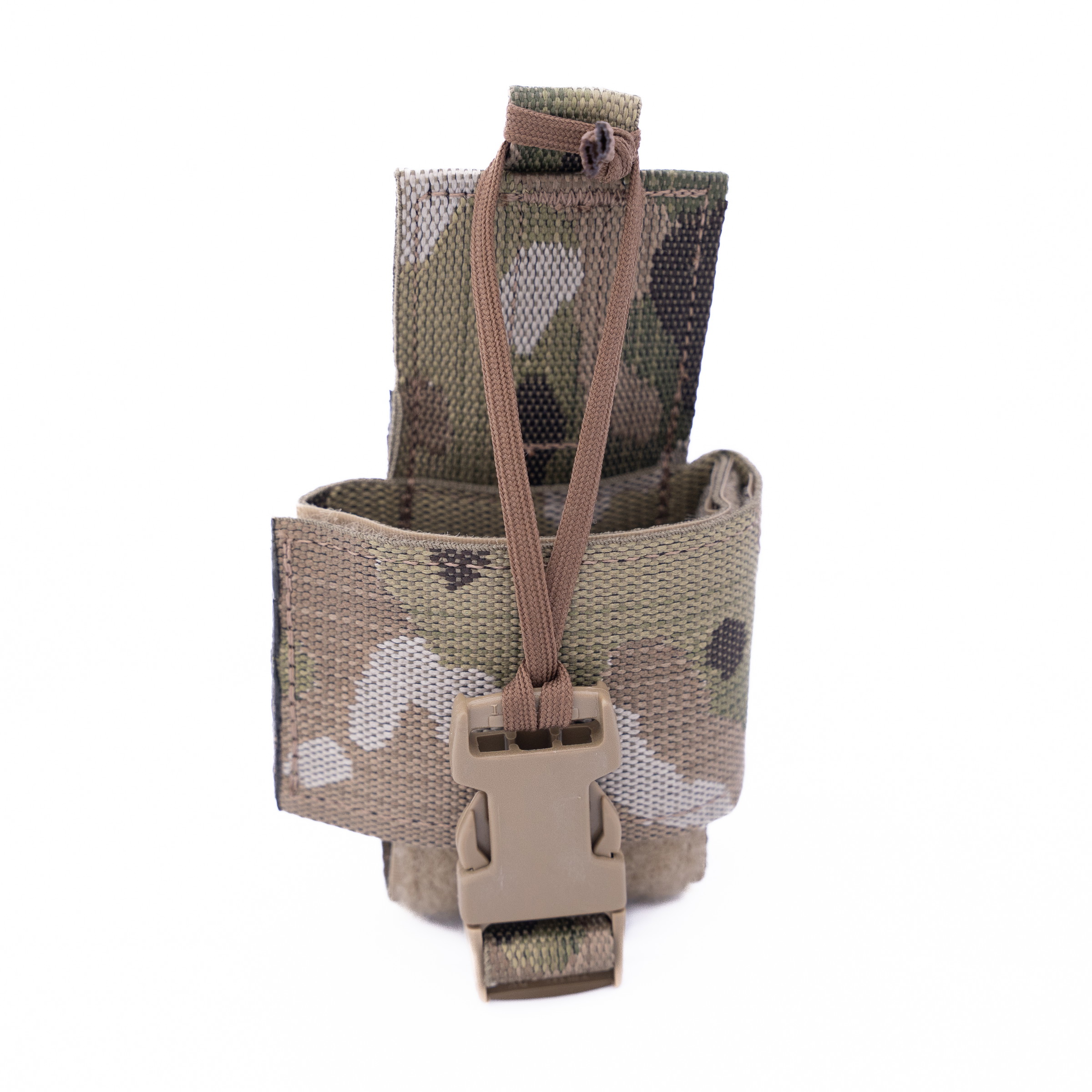 Tarnfarbenes Airsoft-Magazintasche mit Schnalle und Gummiband aus robustem Material.