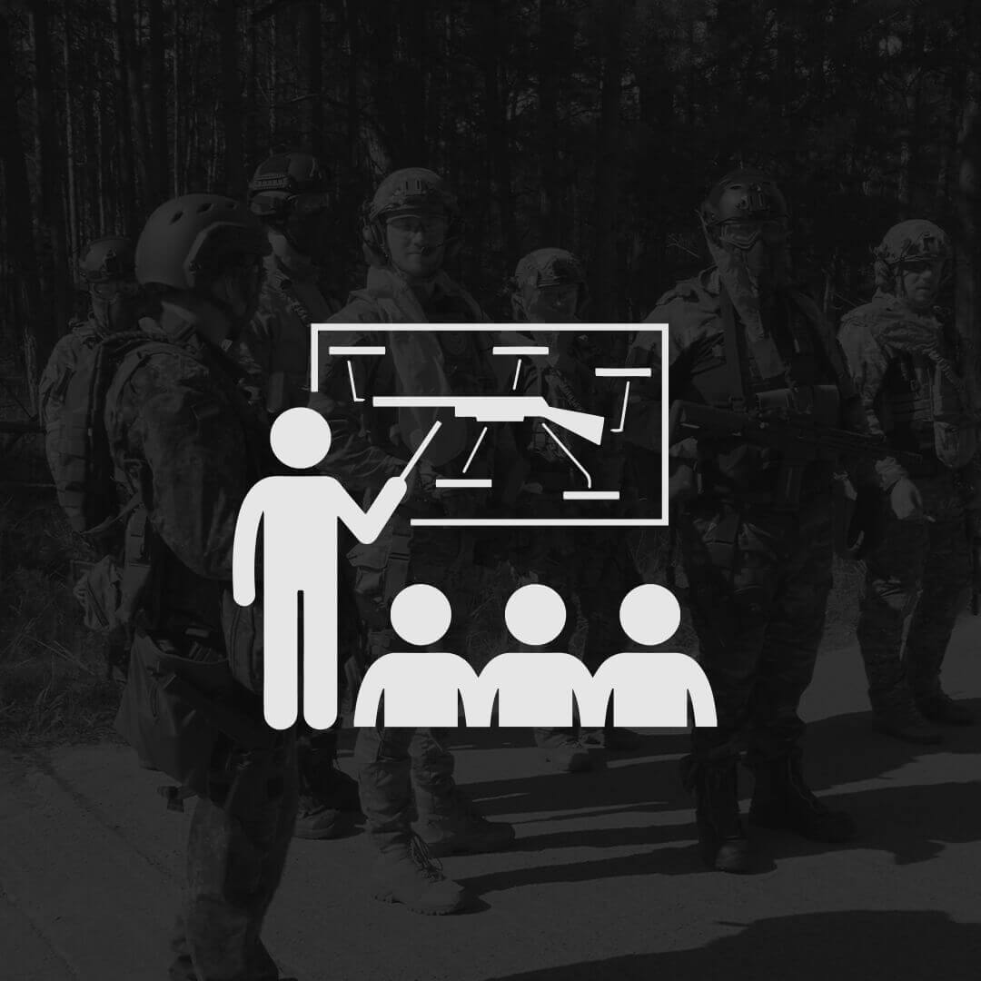 Airsoft-Team im Wald bei einer Taktikbesprechung, Darstellung mit Symbolen von Lehrer und Schülern.