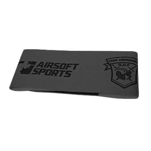 Graues Armband mit Logos und Texten "Airsoft Sports" und "Dark Emergency G.Ö.F." in Schwarz.