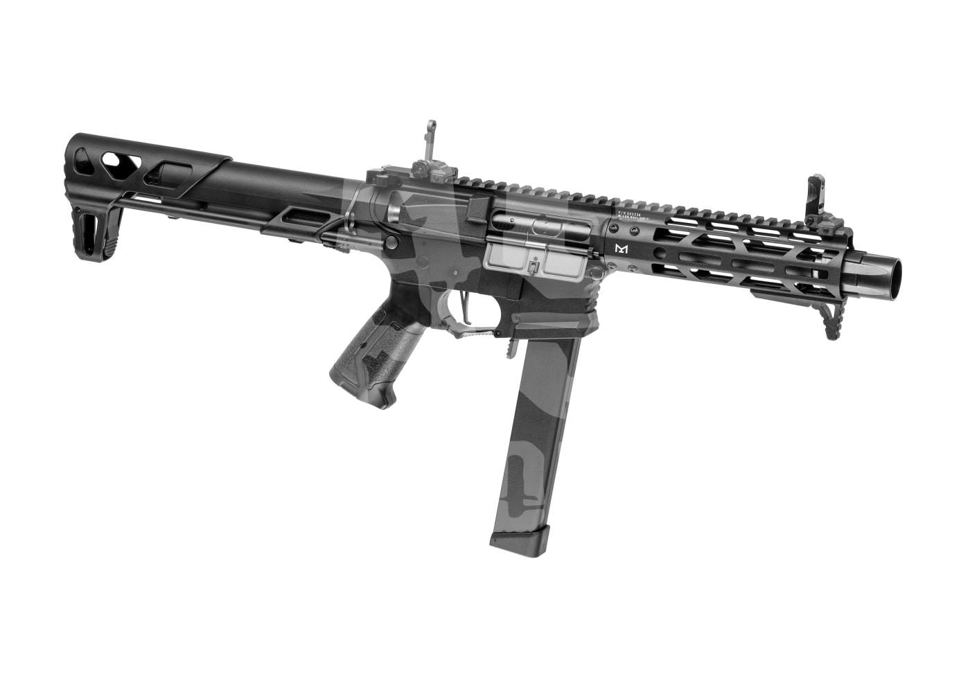 Airsoft SMG mit schwarzem Gehäuse, taktischem Handguard und langem Magazin.