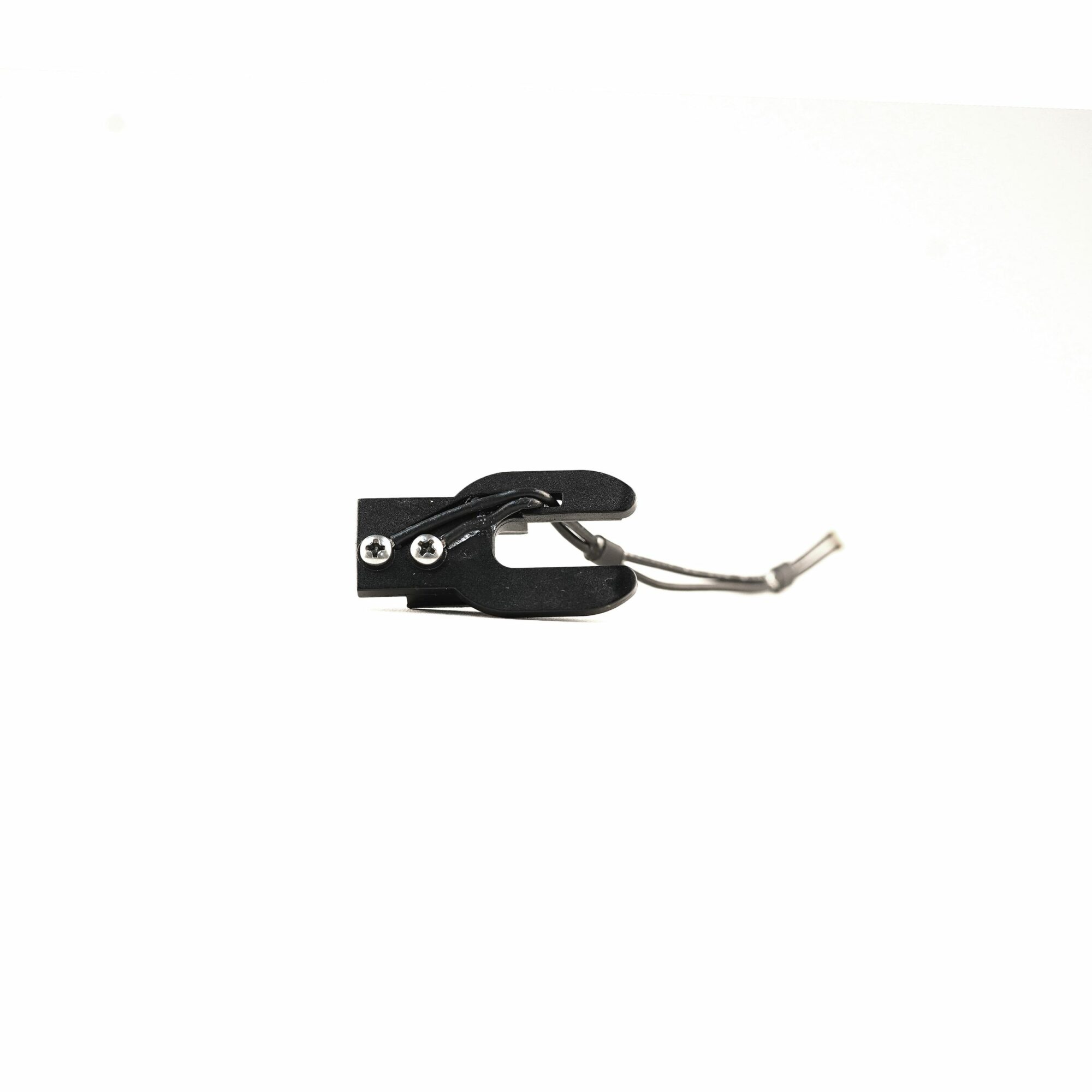 Schwarze Airsoft-Gatthook mit Kabel, seitlich liegend, auf weißem Hintergrund.