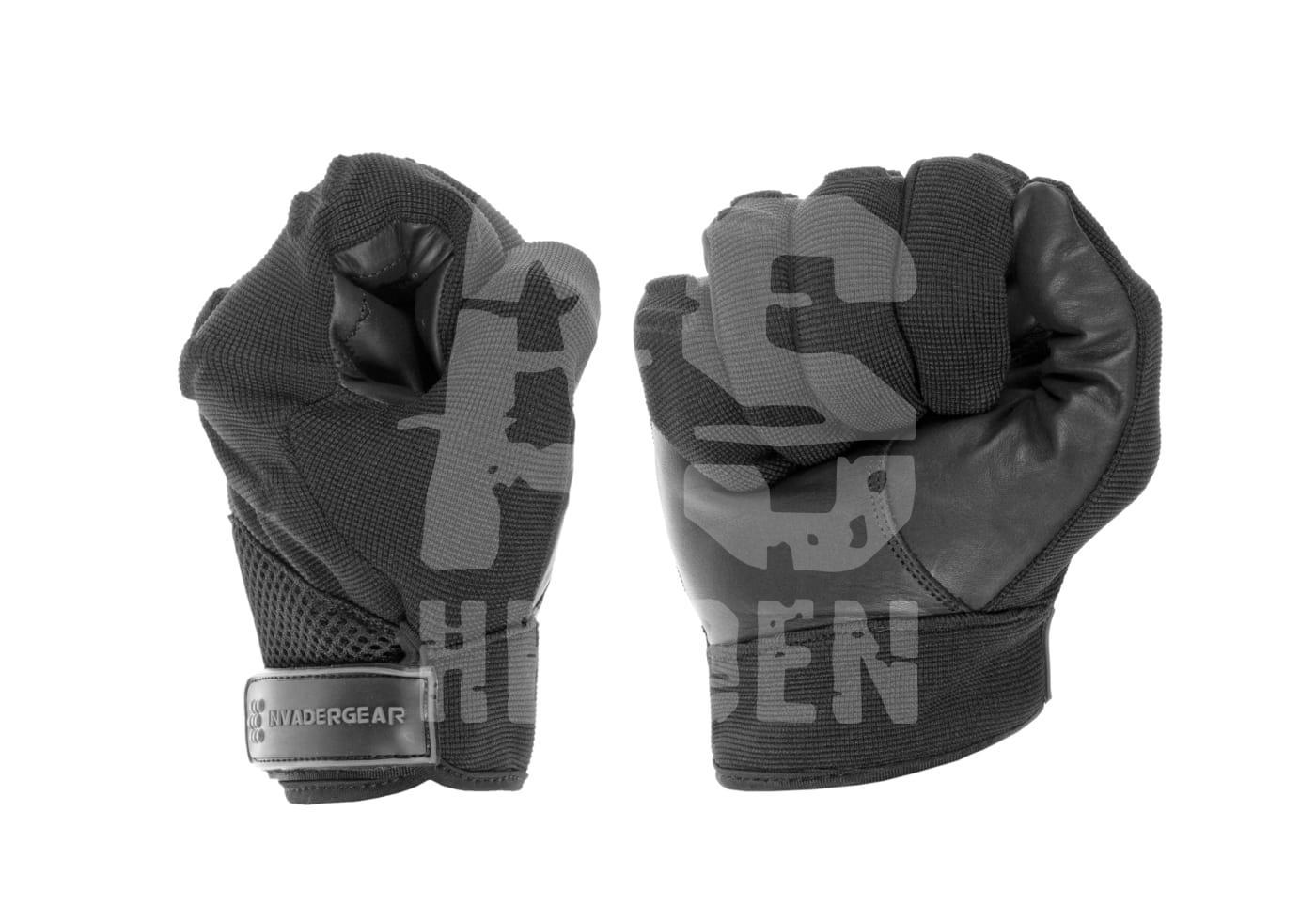 Schwarze taktische Airsoft-Handschuhe von Invader Gear, geschlossen zu Fäusten.