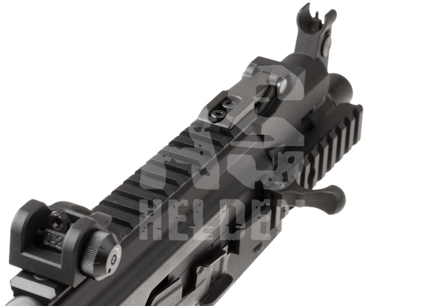 Nahaufnahme eines Airsoft-Gewehrs mit Visier und Picatinny-Schiene.