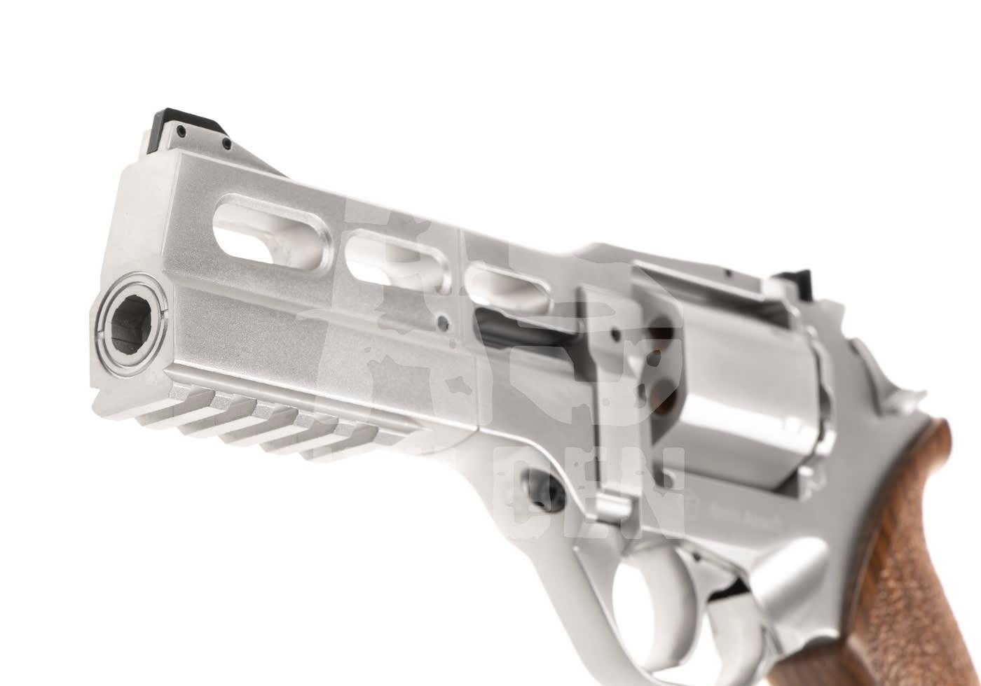 Silberner Airsoft-Revolver mit Abzug und Holzgriff in Nahaufnahme, seitliche Ansicht.