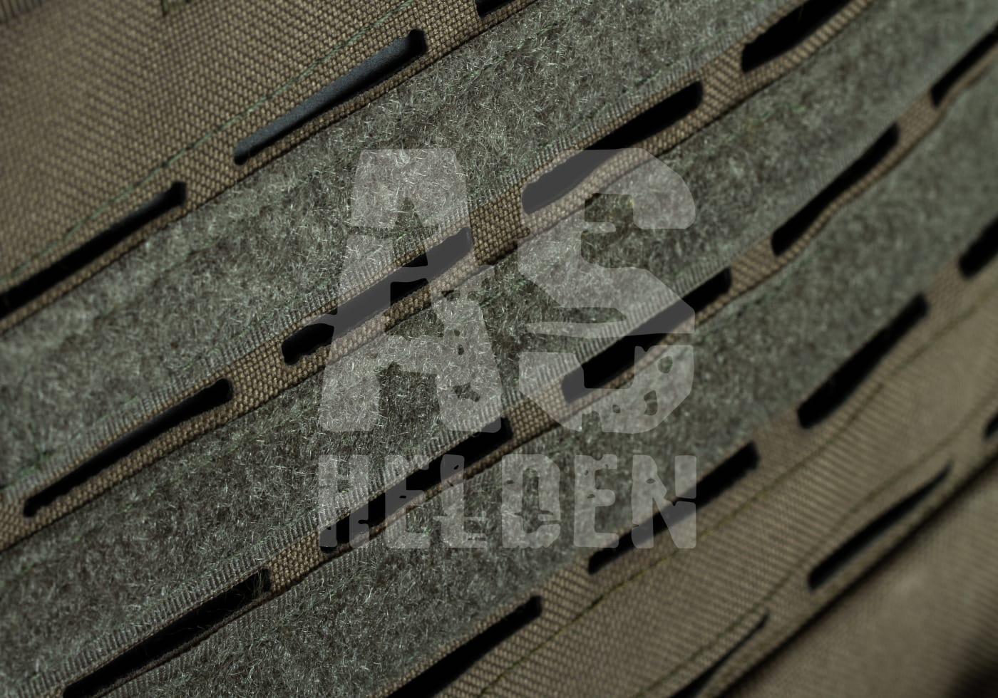 Nahaufnahme einer taktischen Weste mit Schlaufen zur Befestigung von Ausrüstung.