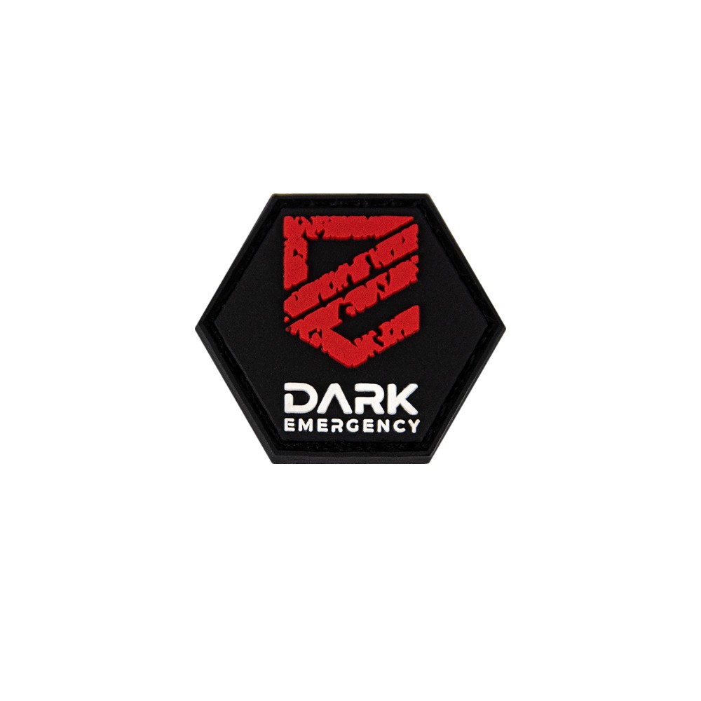 Sechseckiger Patch mit rotem Logo und weißem Text "Dark Emergency" auf schwarzem Hintergrund.