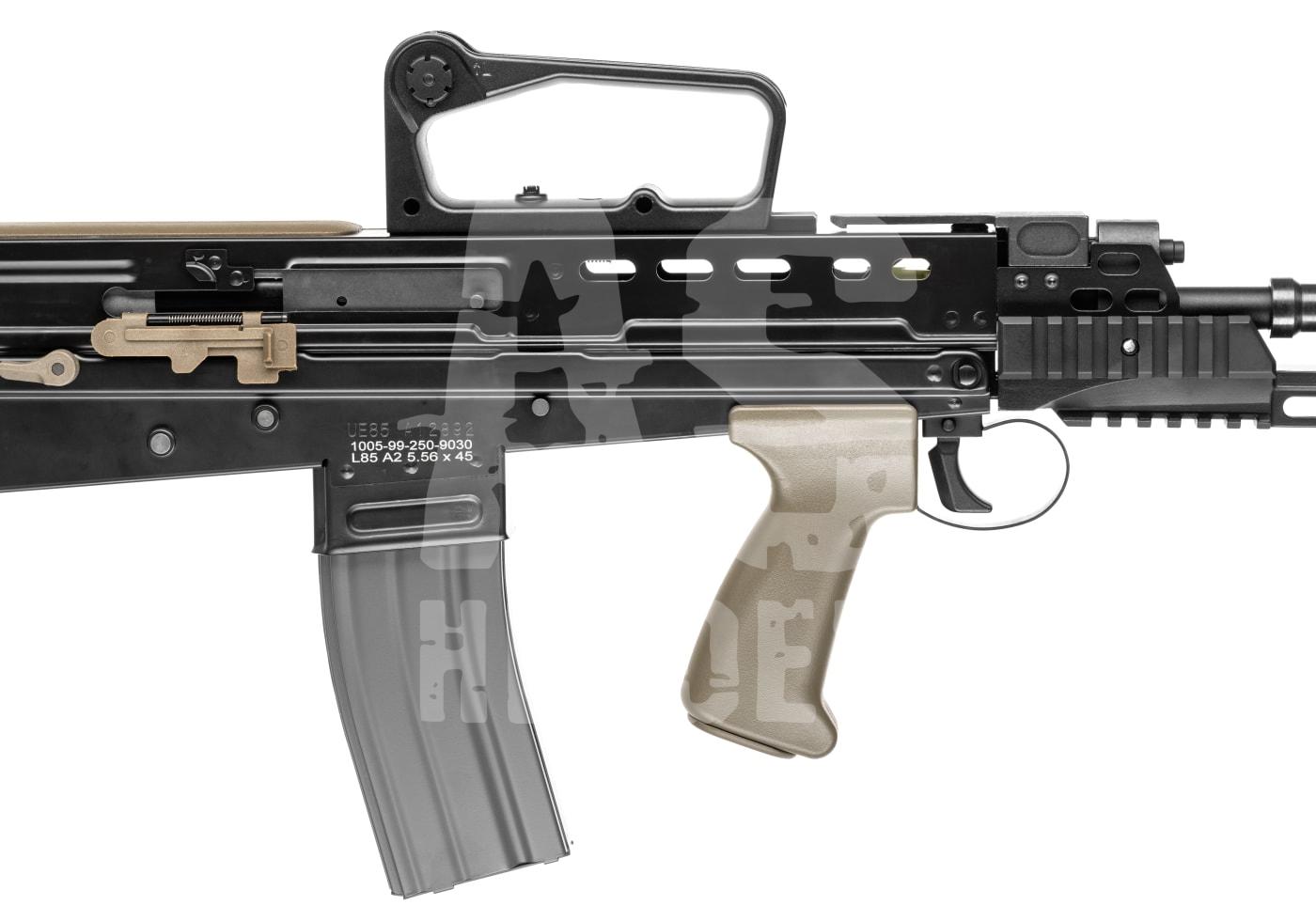 Airsoft L85 A2 Gewehr mit schwarzem und hellbraunem Griff, inklusive Tragegriff und Magazin.