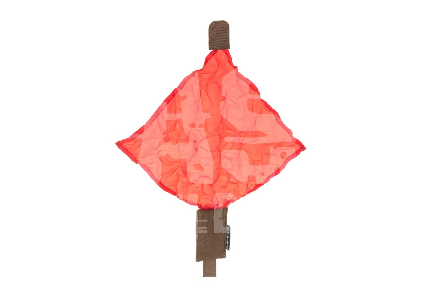 Rotes Signalflaggen-Tuch mit braunem Halter, geeignet für Airsoft-Spiele.