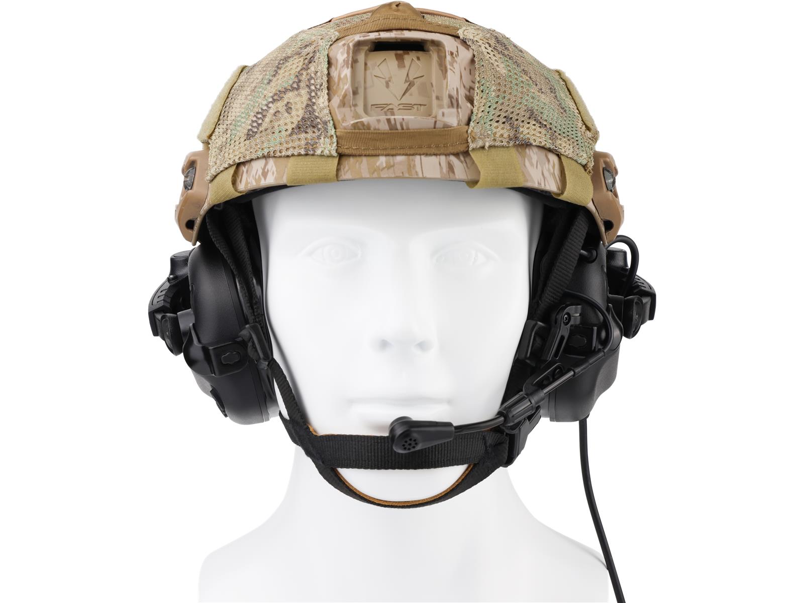 Taktischer Helm mit Tarnbezug und Headset auf weißem Modellkopf.